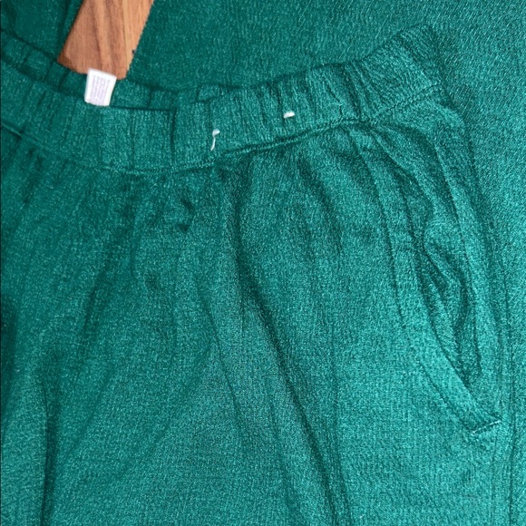 Dark Green Sleeveless Top and Pants Set - Picture 3 of 4